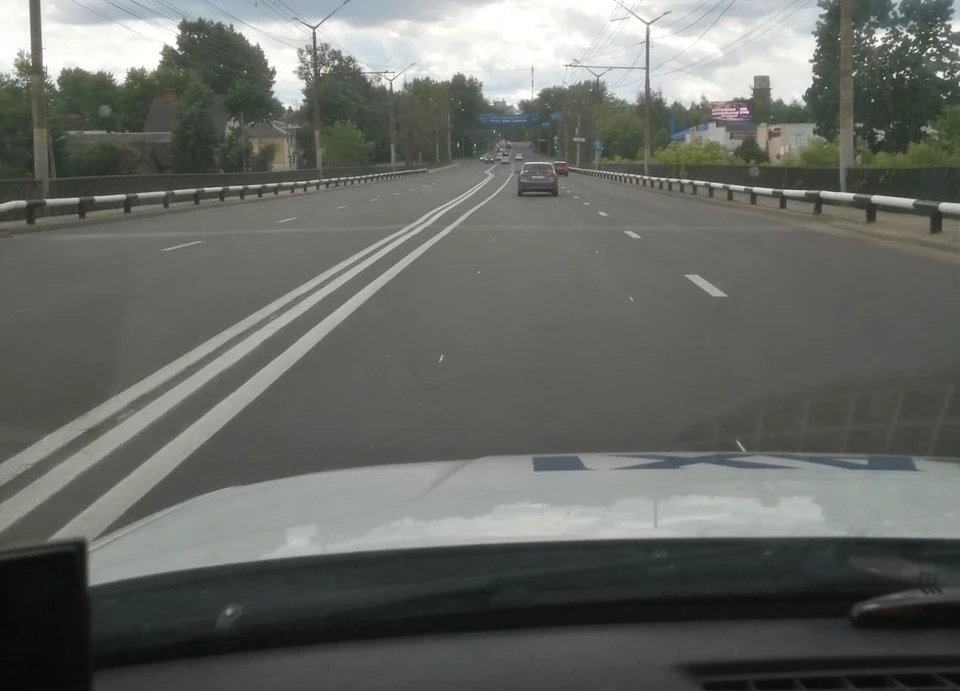 Спор о разметке: калужские автомобилисты не понимают тройные сплошные на перекрестке.