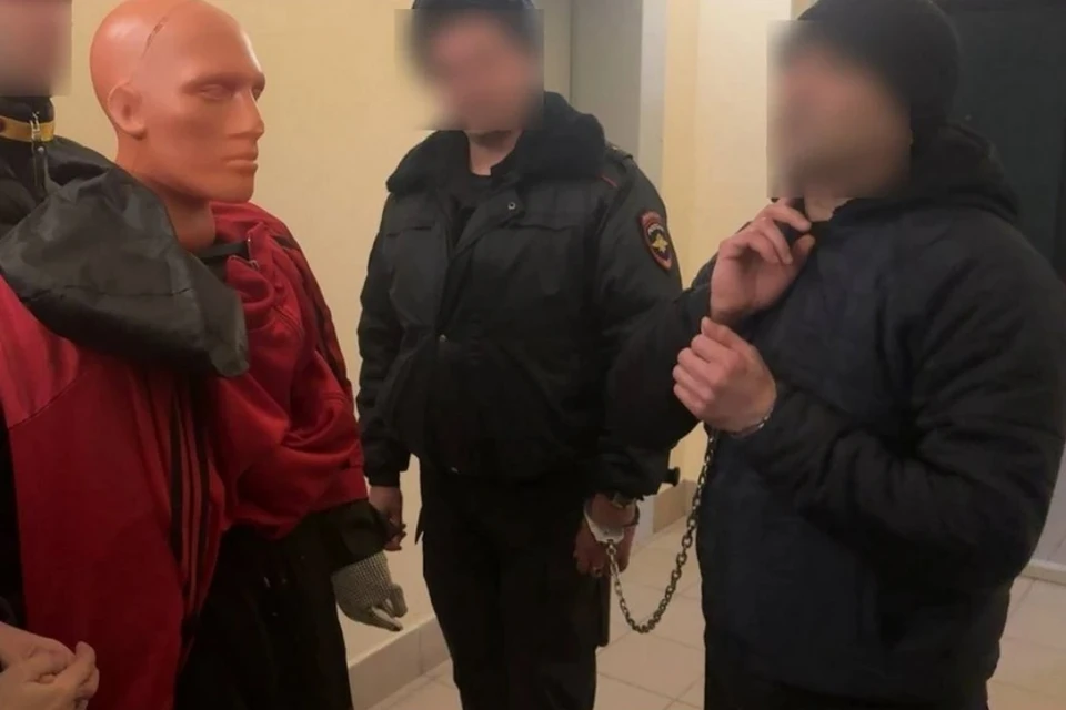 Задержанный участвовал в следственном эксперименте. Фото: СУ СКР по Новосибирской области