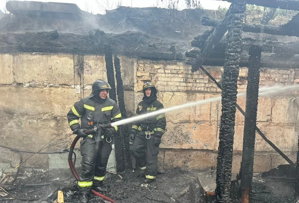 Пожар потушили на площади 40 квадратных метров. Фото: пресс-служба МЧС России по Приморскому краю.