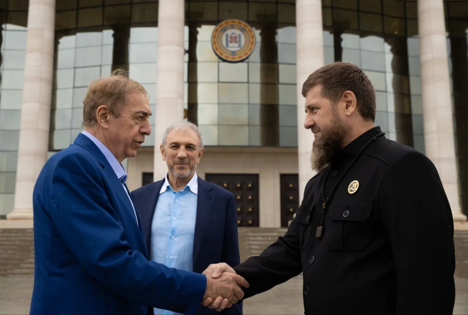 Микаилу Гуцериеву присвоили звание Почетного гражданина Чеченской Республики. Фото: Рамзан Кадыров