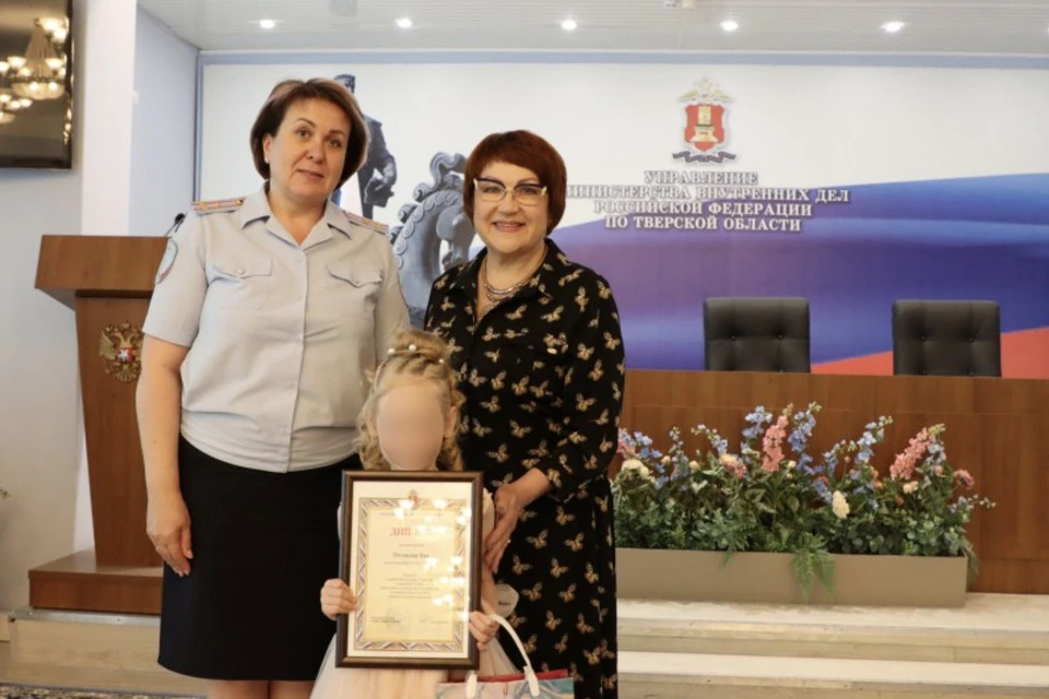 Детям вручили подарки и организовали экскурсию.