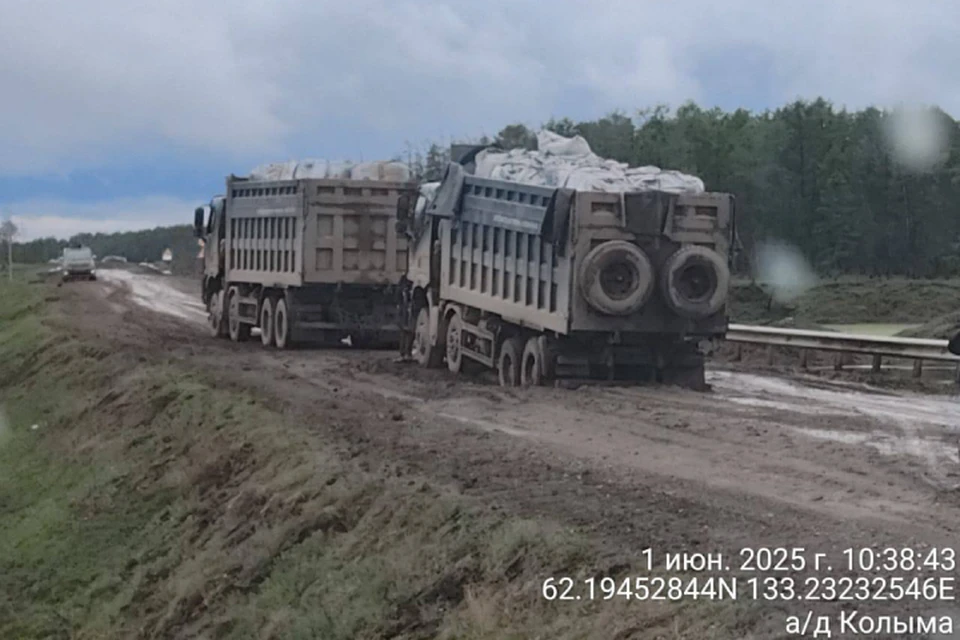 В Якутии на трассе «Колыма» восстанавливают дорогу после проезда грузовиков. Фото: Упрдор «Вилюй»