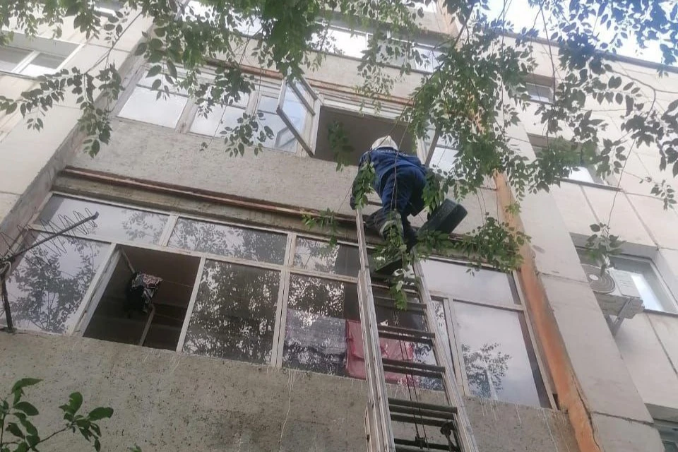 Спасатели с помощью лестницы проникли в помещение.
