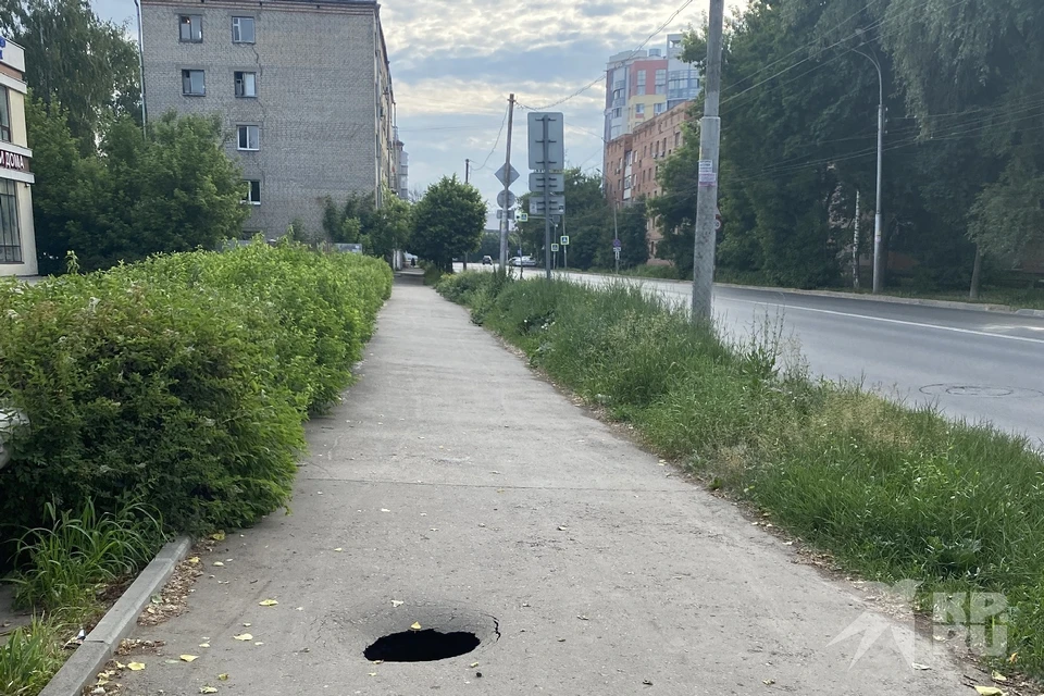 Асфальт провалился на тротуаре на улице Вокзальной в ночь на 1 июня.
