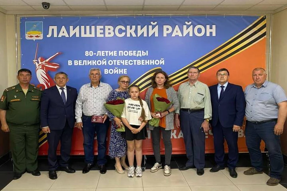 Во вручении приняли участие глава района Ильдус Зарипов и военный комиссар Айрат Гайнуллин. Фото: пресс-служба Лаишевского района