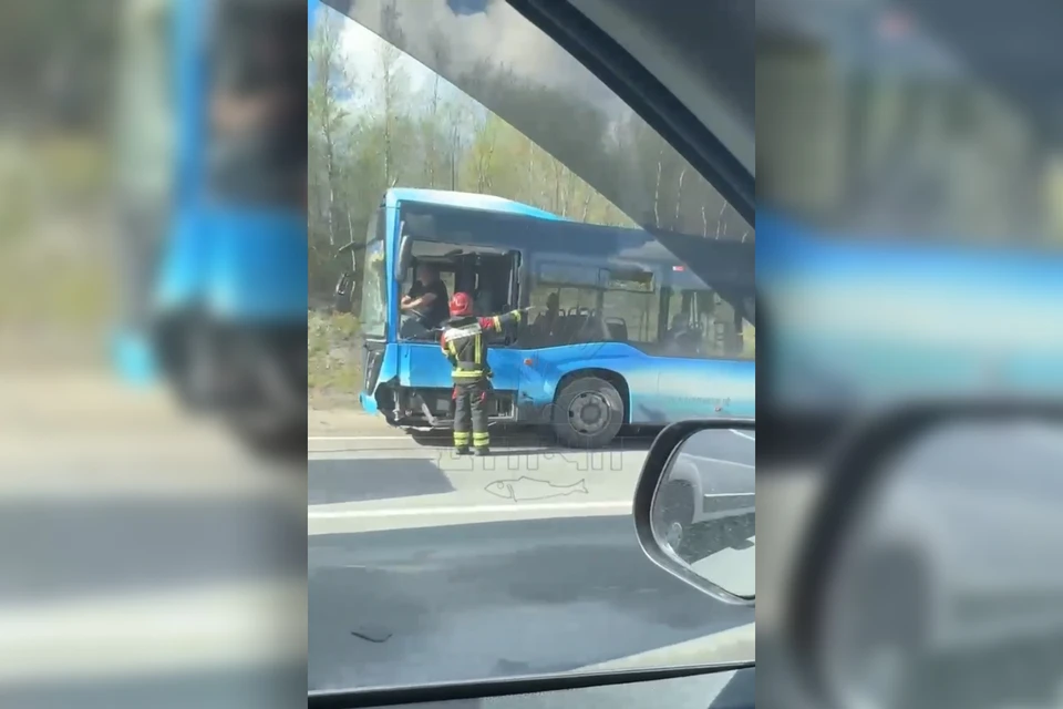 Под Мурманском произошло серьезное ДТП с участием рейсового автобуса № 105. Фото: кадр из видео / Мурманск Дтп Чп / t.me/murmansk_chp