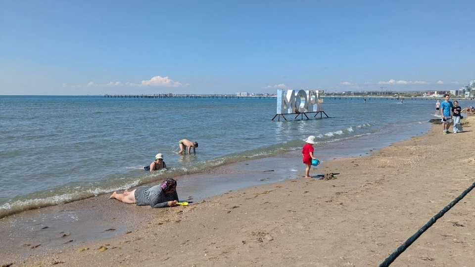 Туристы игнорируют запреты на купание в море.