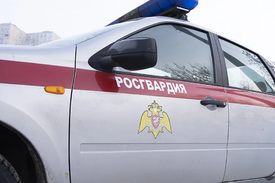 Толпа не спешила расходиться, наоборот, встретила сотрудников агрессией