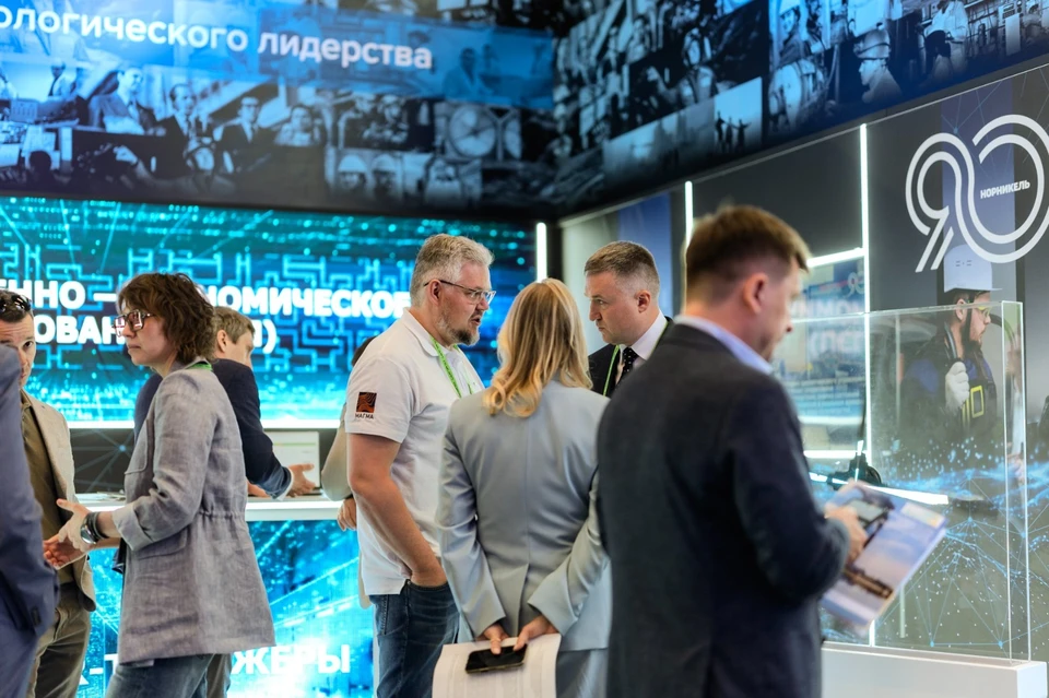 Представители «Норникеля» и участники ЦИПР-2025 на стенде компании. Фото: пресс-служба «Норникеля»