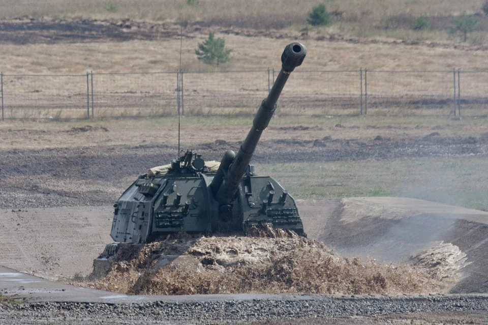 Трое бойцов ВС РФ вручную оттащили трёхтонную пушку Д-30 в укрытие при атаке ВСУ