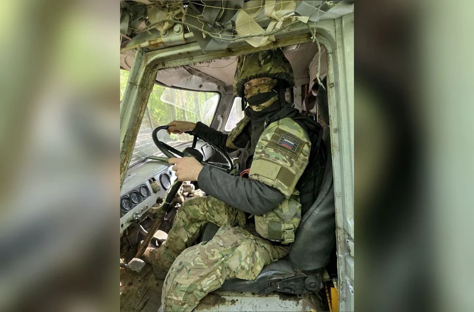 Морпех с позывным «Чиж» со своей боевой машиной на «ты». Фото: предоставлено офицером ВПР 40-й отдельной гвардейской бригады морской пехоты.