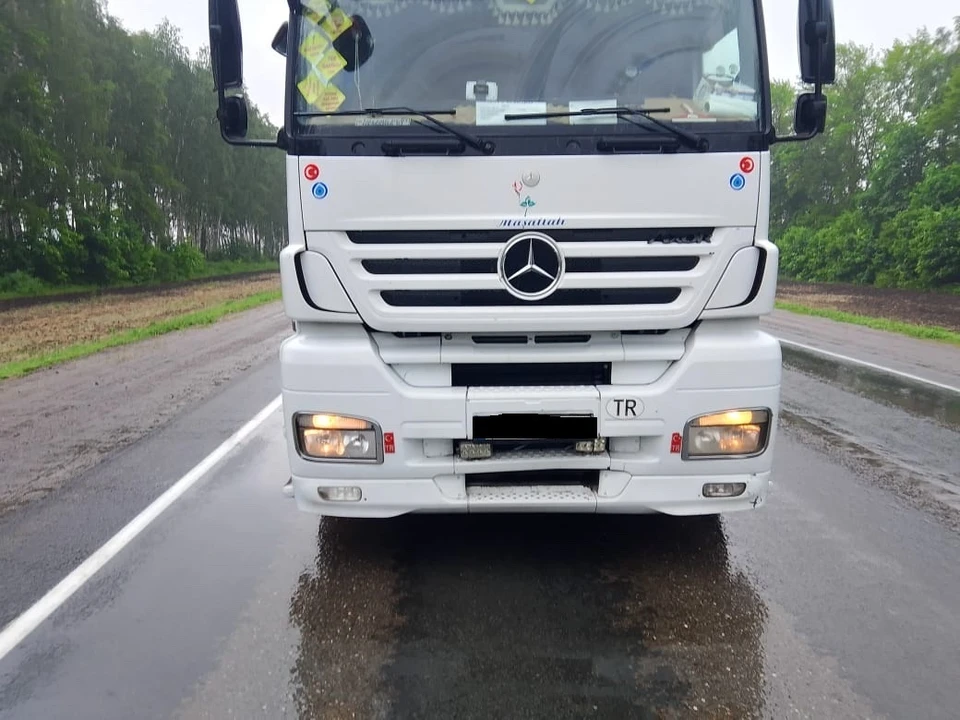 На трассе столкнулись два большегруза и легковушка