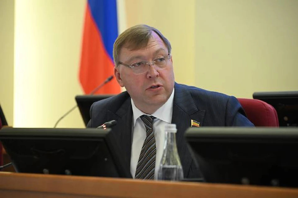 Председатель Донского парламента Александр Ищенко сообщил, что жители региона во время депутатских приемов неоднократно поднимали вопросы о стоимости выкупаемого при переселении граждан жилья. Фото: Пресс-служба ЗС РО.
