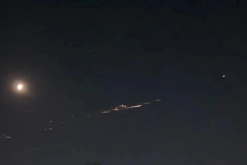 Летящие над Казахстаном и Киргизией летящие объекты сняли на видео