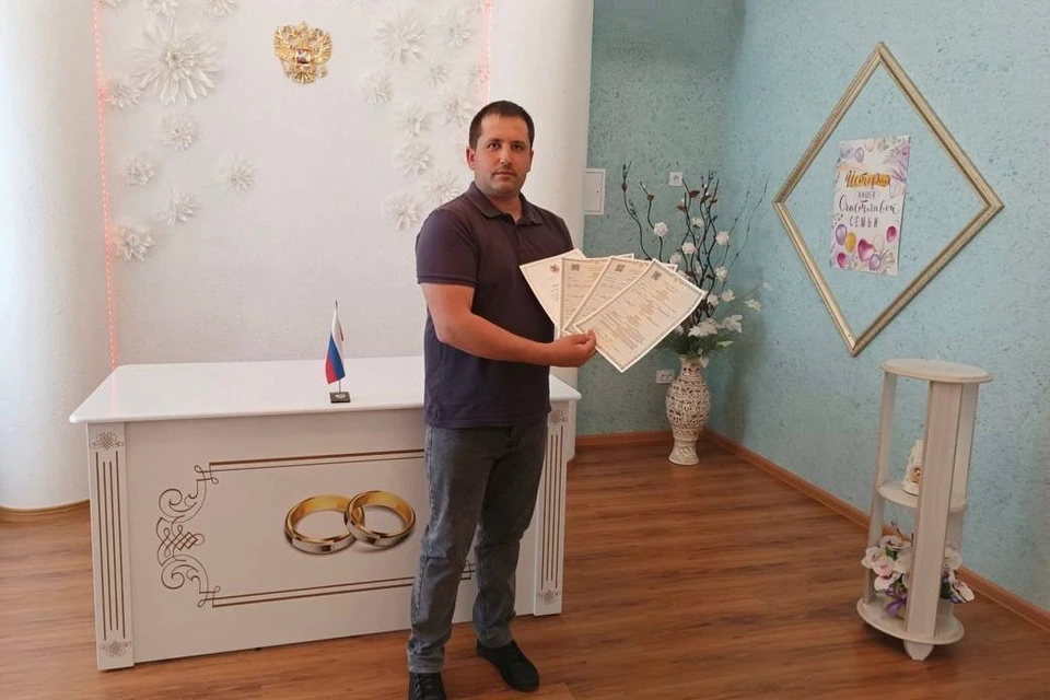 Отцу вручили свидетельства о рождении. Фото: Управление юстиции Алтайского края