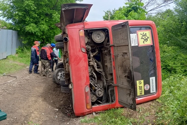 14 человек в больнице: что известно об аварии с перевернувшимся автобусом, который вез детей на экскурсию в Хабаровске