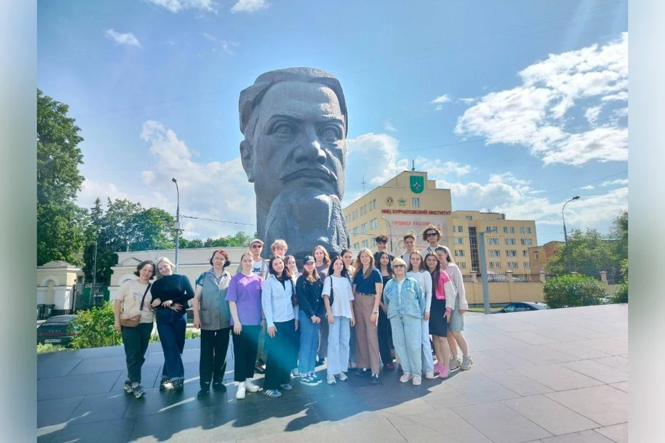 Школьники у памятника физику-ядерщику И.В. Курчатову.