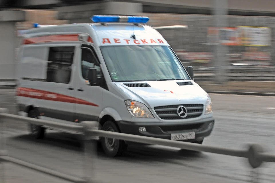 Девочка умерла после падения из окна многоэтажки в Новосибирске.