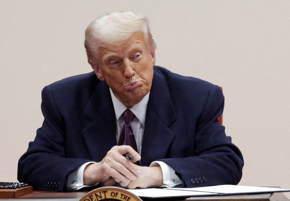 Трамп опозорился, споткнувшись при подъеме на "борт номер один".