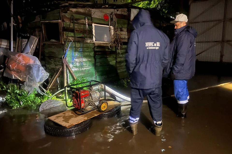 Спасатели помогали жителям откачивать воду с дворов и из подвалов