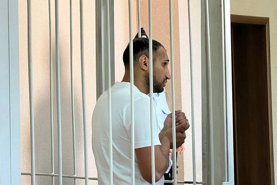 Мать с сыном, которые избили журналистов в Новосибирске, отправили под стражу.