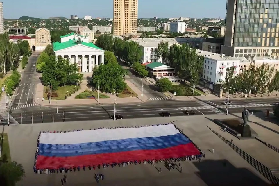 Молодежь ДНР развернула флаг России в пяти городах Республики. Фото: Молодая Республика