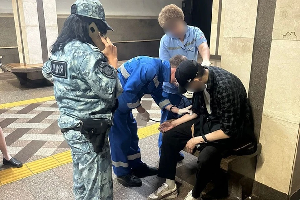 Сотрудники метрополитена вывели мужчину с путей и вызвали скорую помощь. Фото: МУП «Метроэлектротранс»