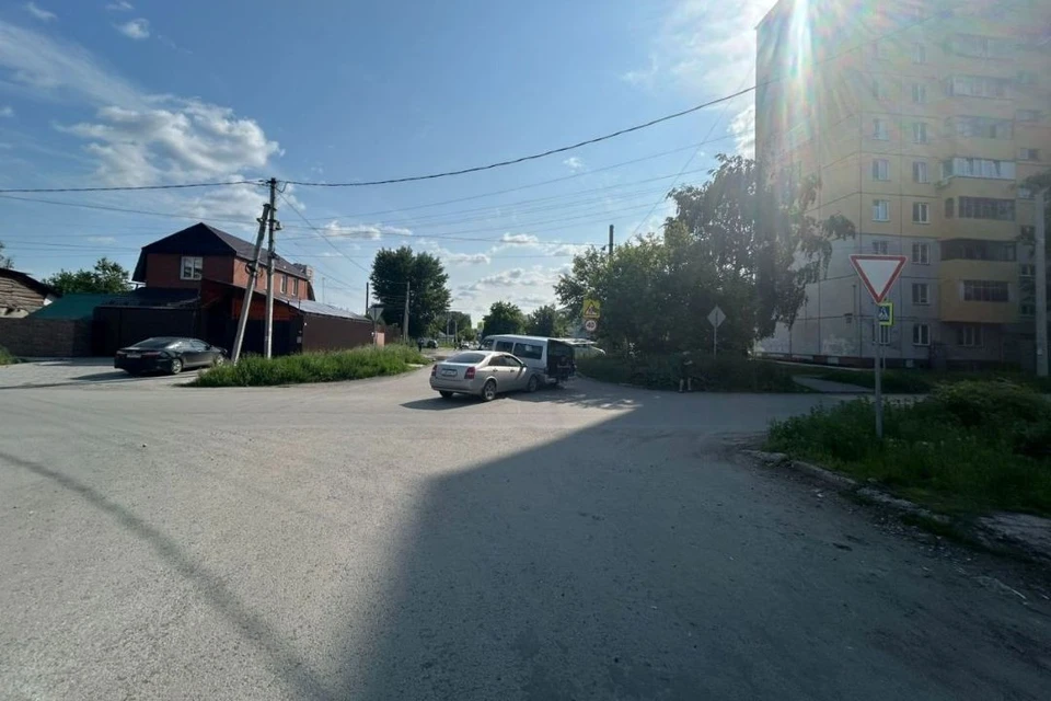 Авария произошла 9 июня на перекрёстке в Октябрьском районе. Фото: ГАИ по Новосибирской области.