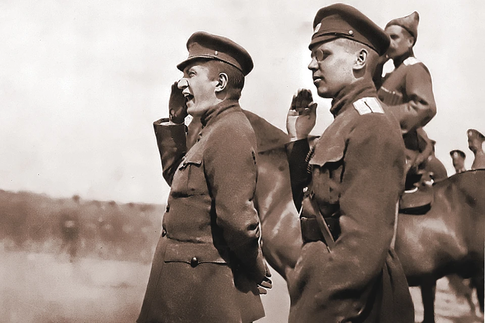 Лето 1917 года. Керенский (слева) инспектирует войска, отправляющиеся на фронт. Фото: World History Archive/Global Look Press