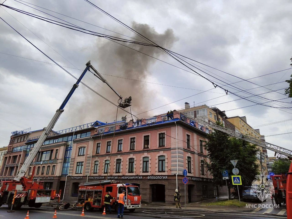 Специалисты МЧС потушили пожар в частной клинике в центре Нижнего Новгорода