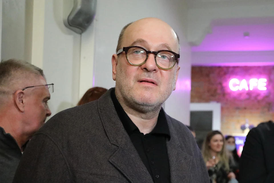 Известного актера и режиссера, сына народного артиста СССР Евгения Евстигнеева Дениса госпитализировали в Москве.