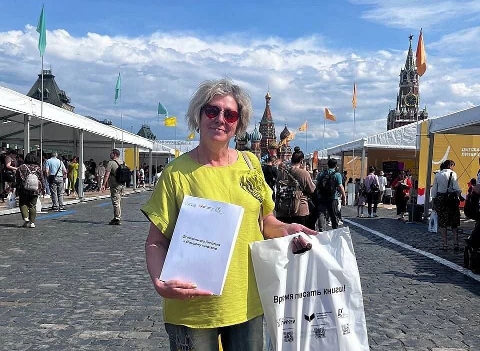 Лариса Потапова была отмечена как один из авторов книги «Правила в стихах», предназначенной для педагогов.
