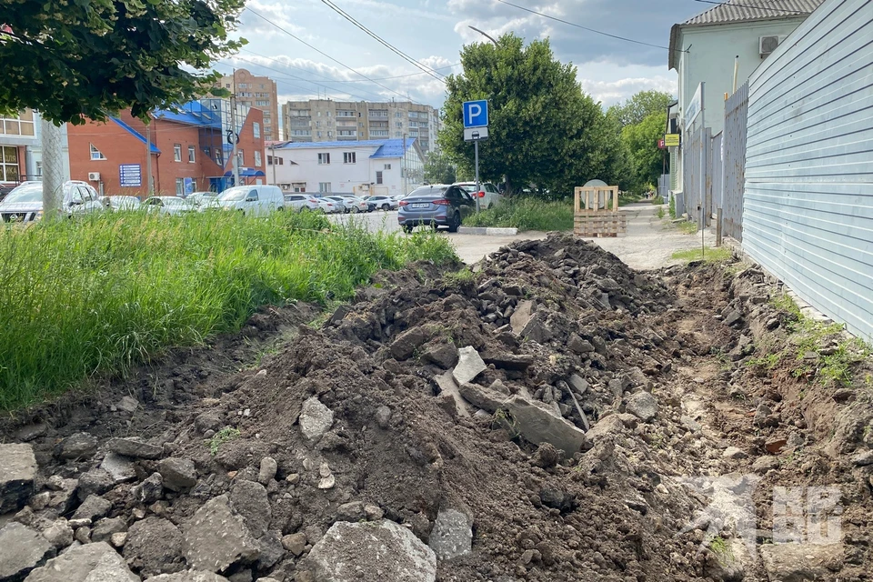 Из-за строительства платной парковки в центре Рязани раскурочили тротуар.