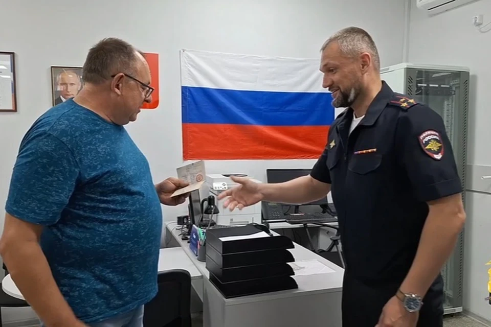 Литовец Йонас получил разрешение на временное проживание в России от херсонской полиции. Фото: ГУ МВД России по Херсонской области
