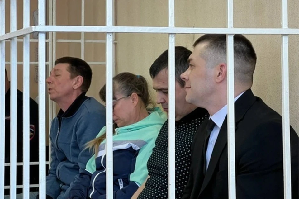 Девушку привязали хомутами к дверце машины.