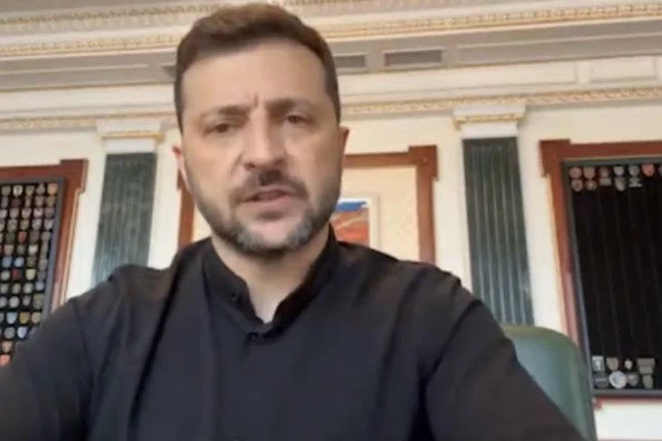 Зеленский во время выступления случайно выбрал фон в виде флага России