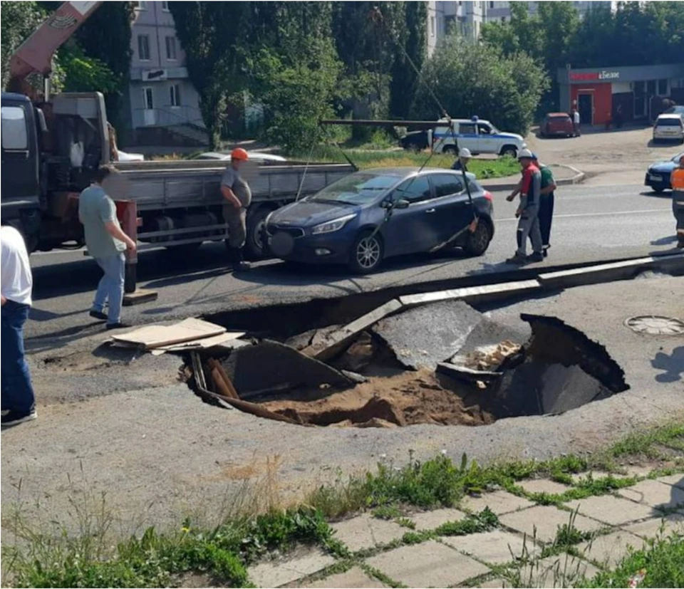 Провал образовался на улице Бессонова. Фото: телеграм-канал Mash.