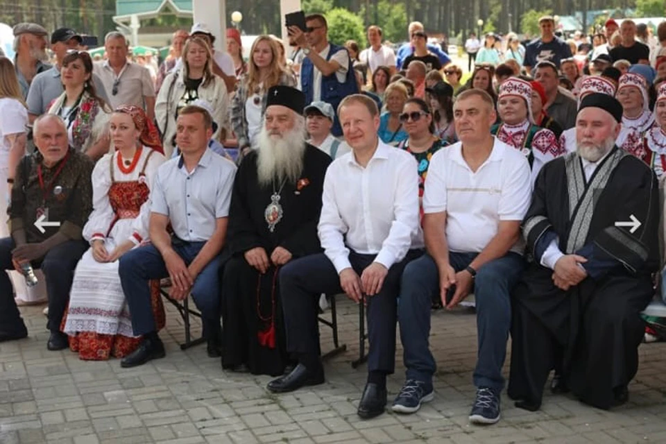 Виктор Томенко (в центре): «Только в нашем крае живут в мире и согласии представители более 130 национальностей»