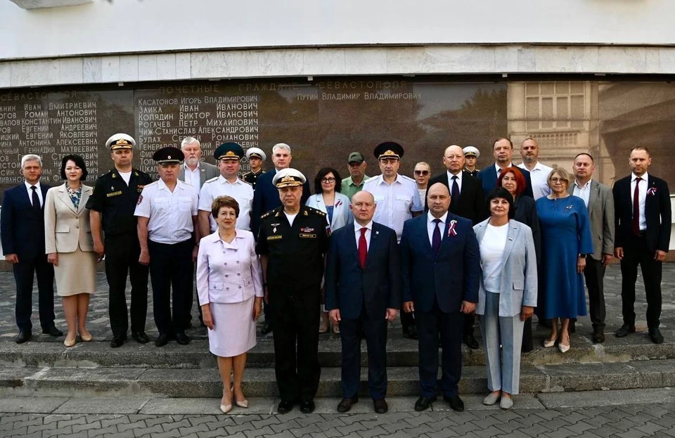 В торжественной церемонии приняли участие представители властей, ветераны, военнослужащие, общественники. Фото: правительство Севастополя