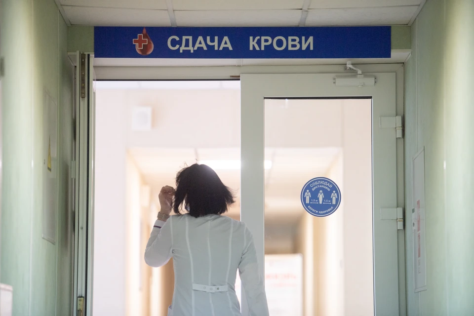 Жители сдают кровь, спасая жизни пациентов.