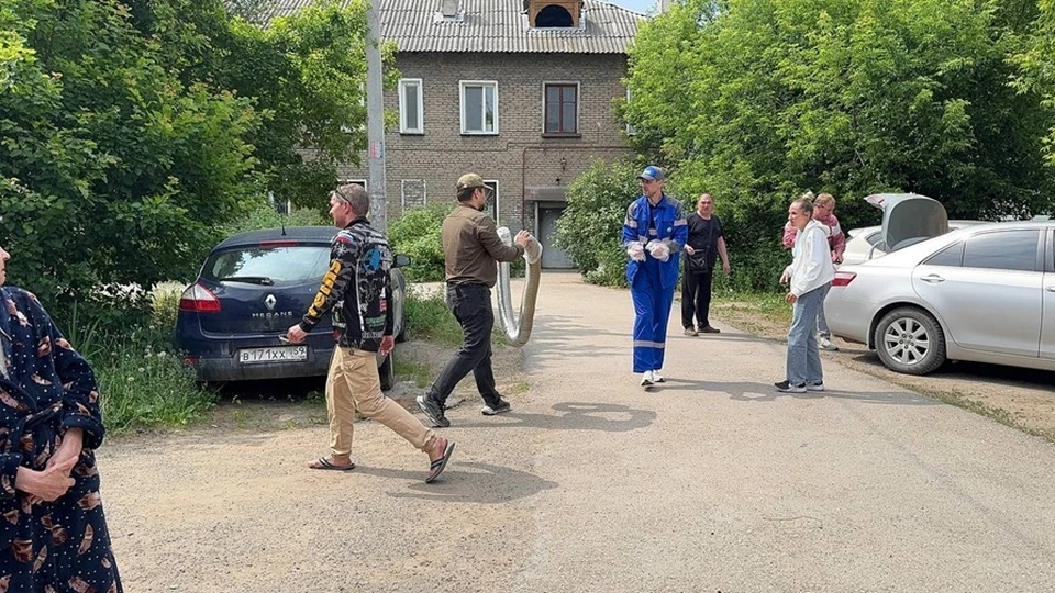 Из дома выносят вентиляционную трубу