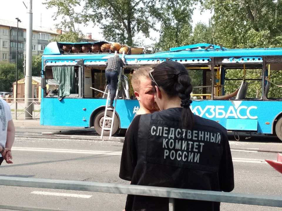 Следком работает на месте происшествия с автобусом.