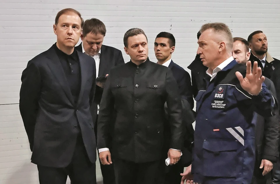 Первый заместитель председателя Правительства России Денис Мантуров и губернатор Вологодской области Георгий Филимонов на Вологодском заводе специальных подшипников.