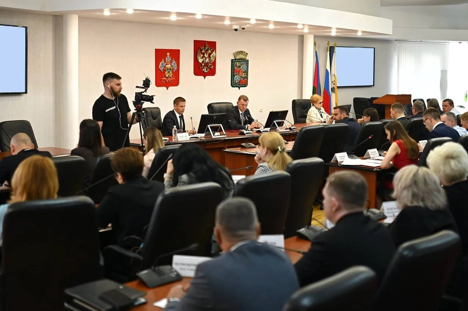 В Краснодаре на аппаратном совещании мэр города поручил усилить контроль за безопасностью детей