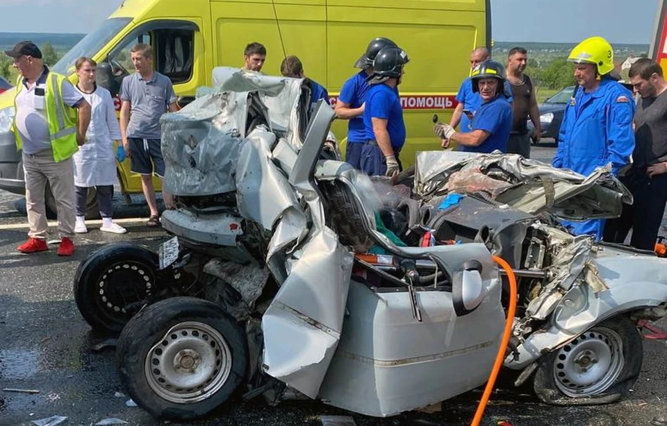 На месте погибли двое взрослых и двое детей, которые ехали в "Логане"