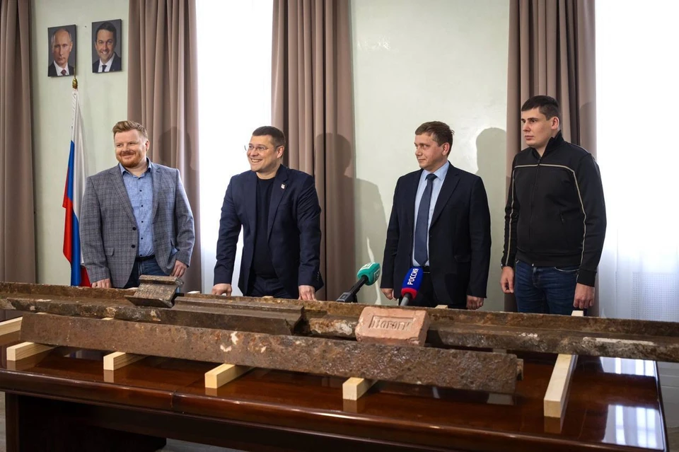 По данным ОАО «РЖД», рельс был произведен американской компанией Lackawanna Steel Company и, скорее всего, прибыл в Мурманск морем вместе с грузом для строительства железной дороги. Фото: Администрация города Мурманска