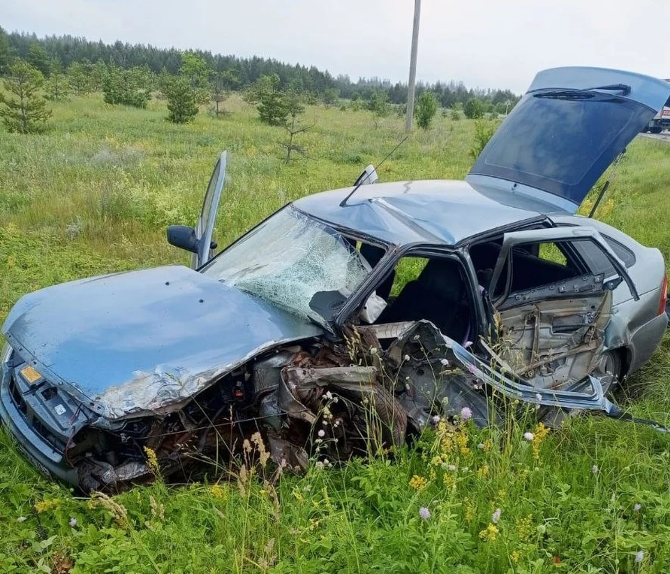 Легковушка врезалась в грузовик, а потом съехала в кювет. Фото: ГКУ СО «Центр по делам ГО, ПБ и ЧС»