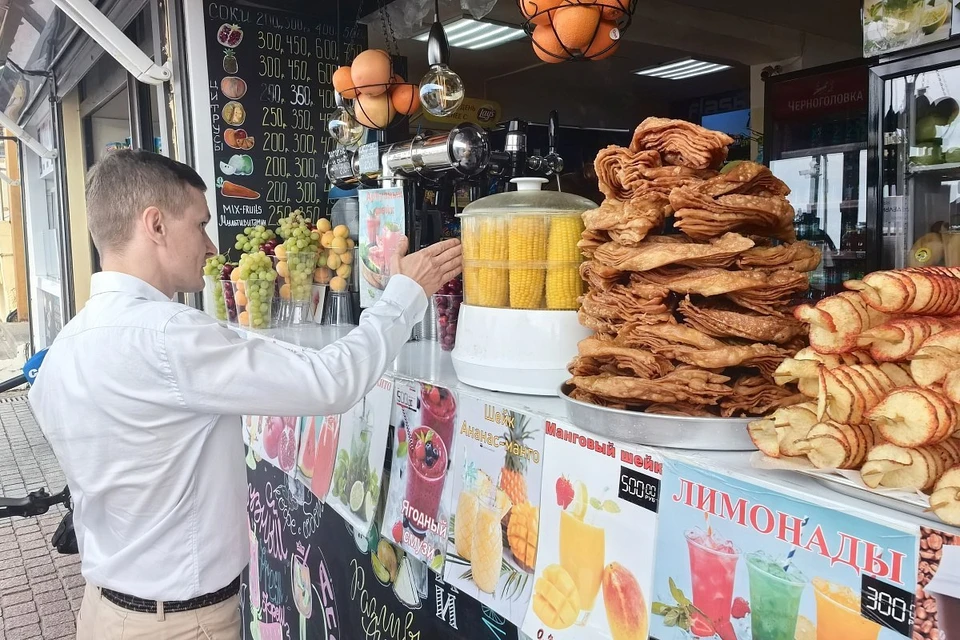 В Сочи усиленно проверяют торговые точки возле пляжей. Фото: пресс-служба мэрии города
