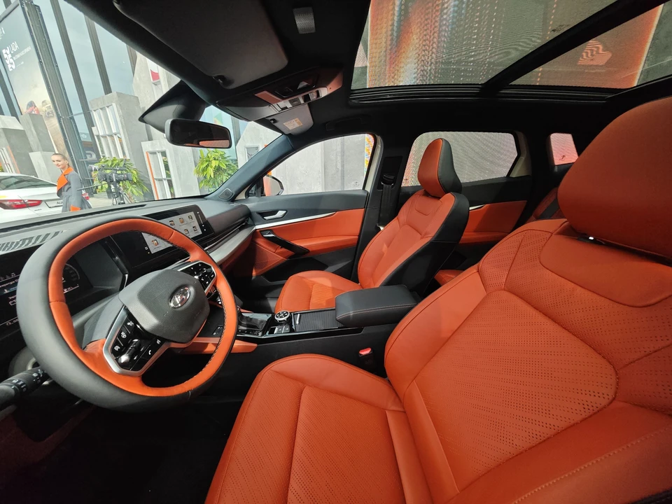 Фото салона первого кроссовера Lada Azimut на платформе Vesta появилось в Сети