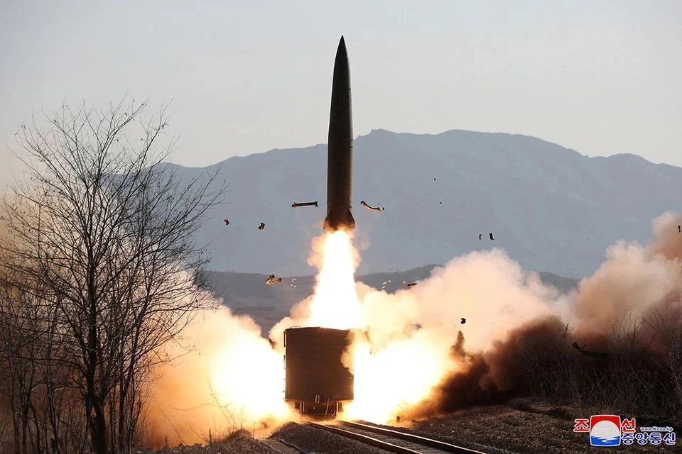 Северная Корея запустила десяток ракет в сторону Китая: что произошло